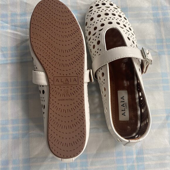 Alaïa's White, Hollowed-Out Leather Shoes Feature A Circular Upper And A Single- - Picture 6 of 7